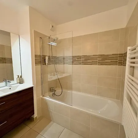 Moderne 2 Chambres, Jardin, Terrasse Et Garage *